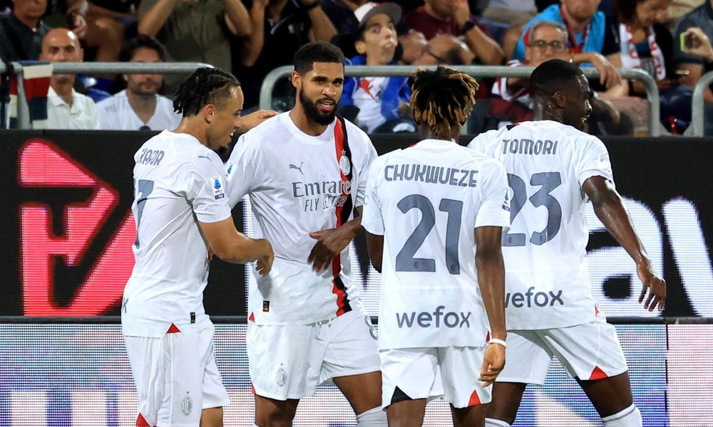 Joueurs du Milan AC Fêtent le 3èm but de Ruben Loftus-Cheek