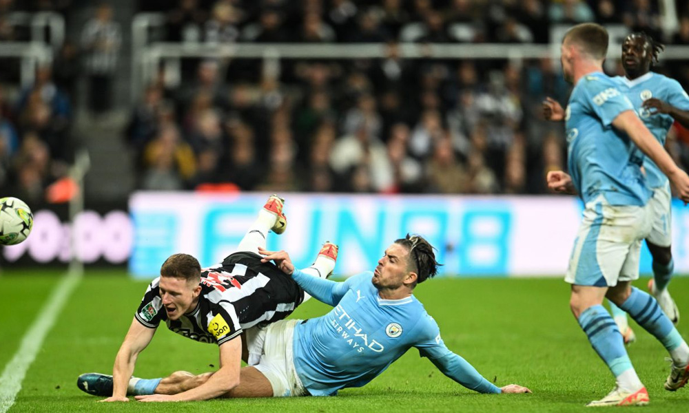 Sven Botman et Jack Grealish lors du match Newcastle-Manchester City