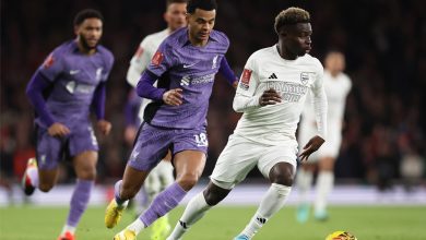 Duel entre Cody Gapko et Bukayo Saka lors du match de coupe entre Arsenal et Liverpool
