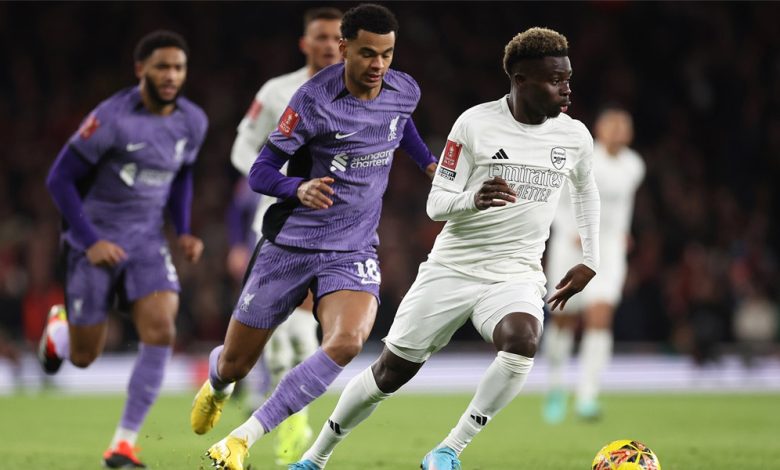 Duel entre Cody Gapko et Bukayo Saka lors du match de coupe entre Arsenal et Liverpool